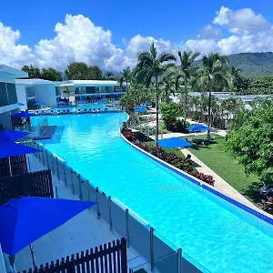 https://pool-port-douglas.queenslandhotels.net